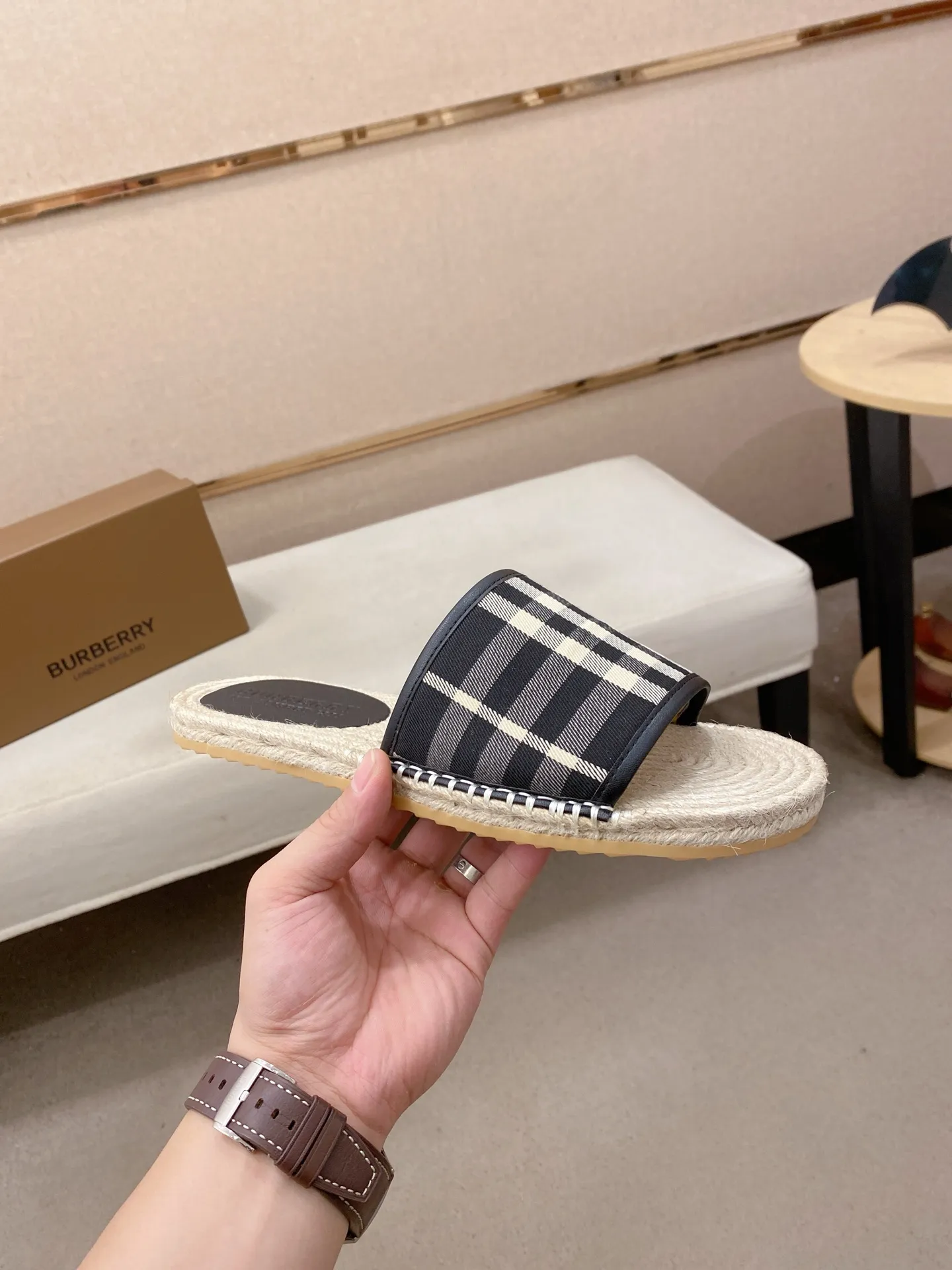 Factory price: 320💰 [Burberry slippers] High-end brand of men's shoes, official website 1:1 latest masterpiece: original mold customization, the fabric is made of imported original fabric, and the hemp rope upgraded outsole is lighter and non-slip. The market's top quality, simple yet tasteful, a must-have for fashionistas, fashionable at your feet, full of confidence, the same style at the counter 👍The season of summer slippers is here. Code: 38-44 Customized 45.46.47.